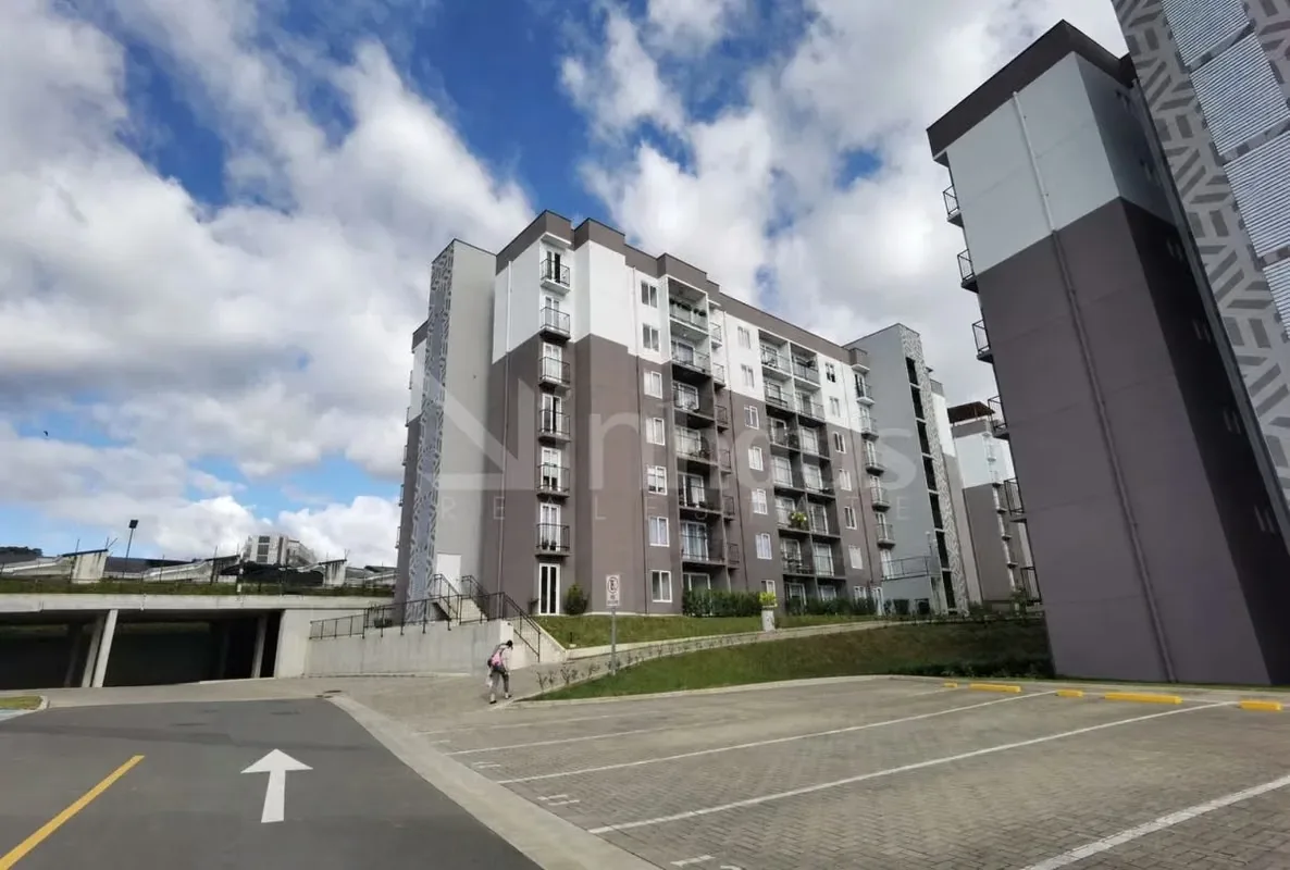 Apartamento de 75 m² de construcción con 3 habitaciones, 2 baños completos y parqueo tándem para 2 vehículos con prevista para cargador de vehículo eléctrico. Ubicado en un ...