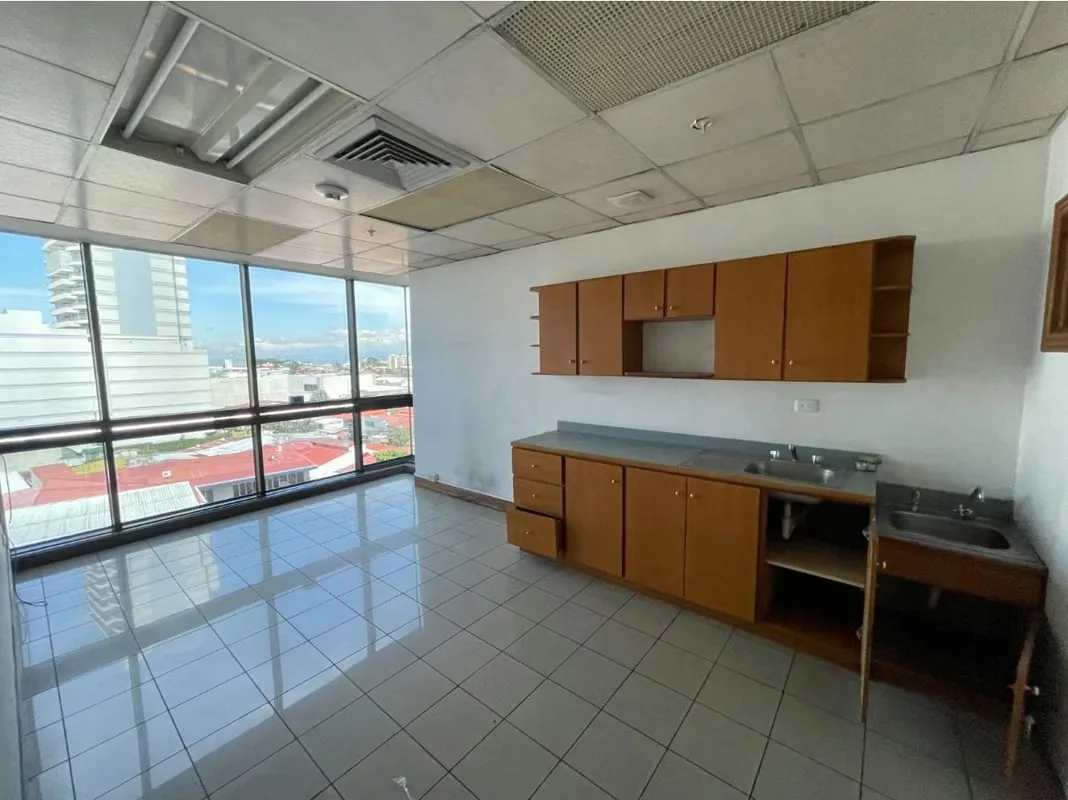 Excelente espacio corporativo ubicado en una zona céntrica, segura y de fácil acceso, frente a paradas de autobús y estación del tren. Situado en un tercer nivel dentro de oficentro ...