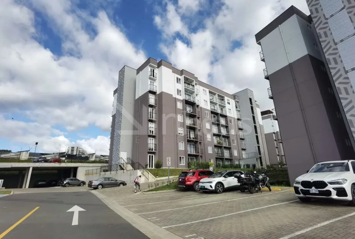 Ubicado en el 5.º piso. En una zona privilegiada del este de la capital, con fácil acceso a comercios, servicios y las principales escuelas del sector. La propiedad ofrece excelentes ...