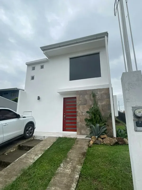 ¿Busca una casa moderna, amplia y en un lugar seguro? Esta hermosa propiedad en condominio lo tiene todo para que usted y su ...