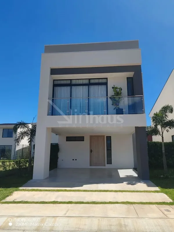 Hermosa Casa en Alquiler Disfrute de la comodidad, seguridad y exclusivas amenidades que esta propiedad tiene para ofrecer. Características de la casa, 3 amplias habitaciones,2.5 ...