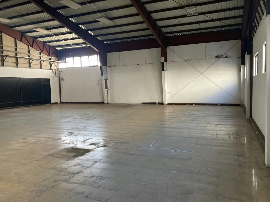 Se alquila amplia bodega comercial ubicada en Sabana Sur, Costa Rica, ideal para uso comercial o almacenaje. No cuenta con trifásico.