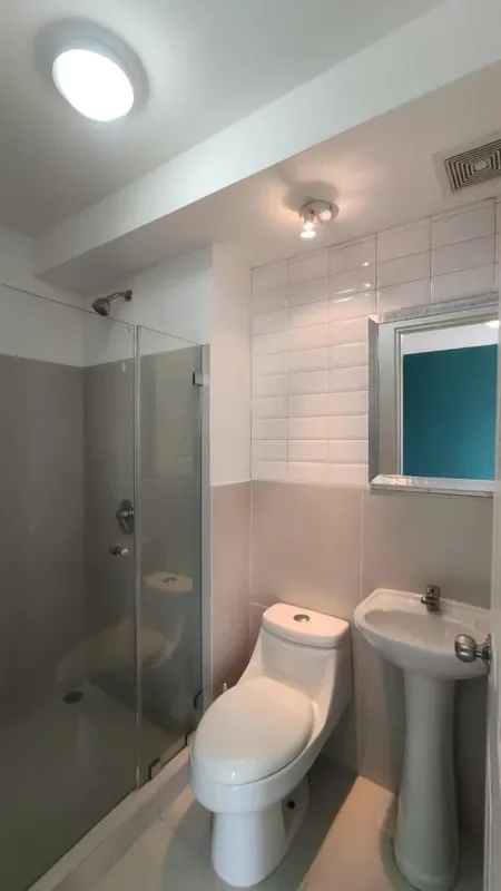 Apartamento muy céntrico en el centro , 2 habitaciones, sala comedor cocina, 2 baños completos, 2 parqueos, seguridad 24 horas, se permite mascota pequeña.