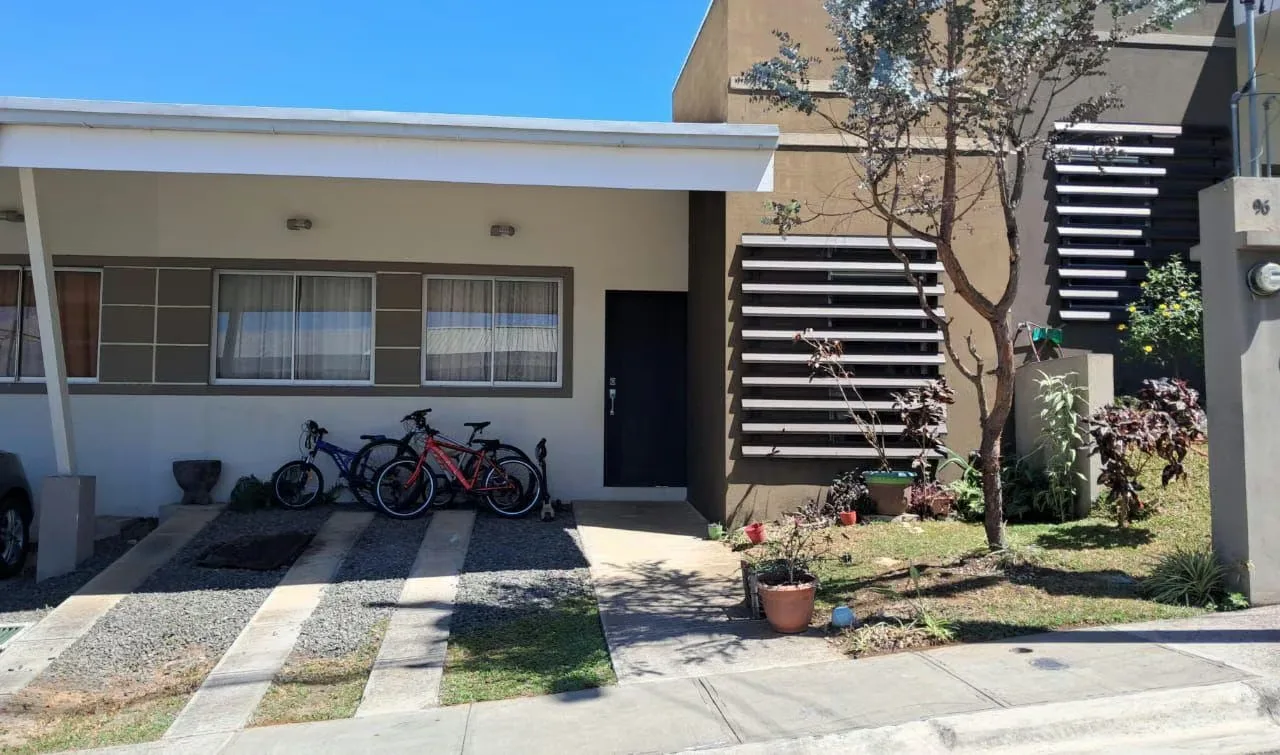 ¿Buscás una casa cómoda, segura y lista para disfrutar con tu familia? Esta hermosa propiedad en Condominio San Rafael es una excelente ...