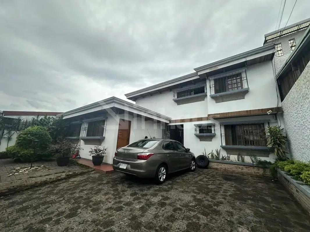 Amplia y elegante casa en venta con una distribución impecable y un mantenimiento riguroso. Esta residencia de dos niveles, ubicada en Curridabat, San José, integra un diseño ...