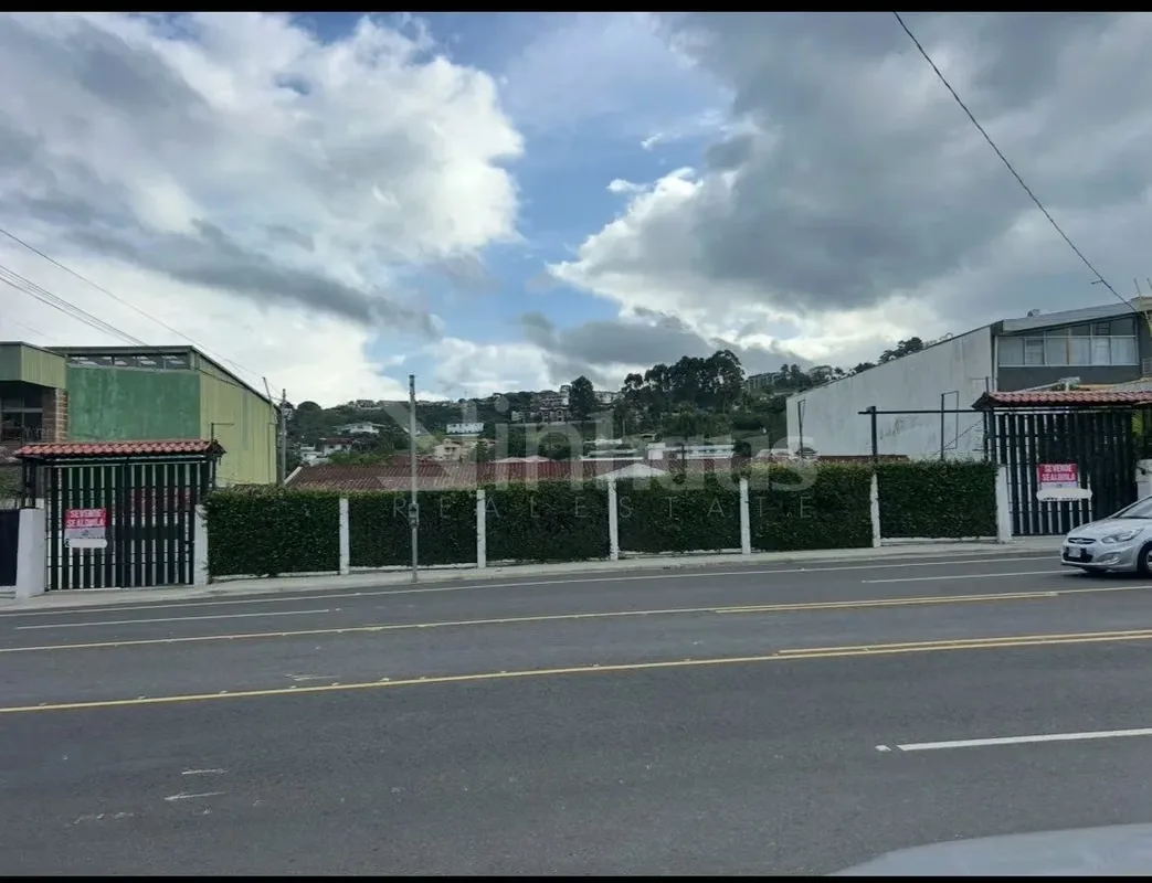 Alta exposición comercial y ubicación estratégica definen esta propiedad en San Juan de la Unión, Cartago. El inmueble, con una extensión de 1398 metros cuadrados de terreno y 530 ...