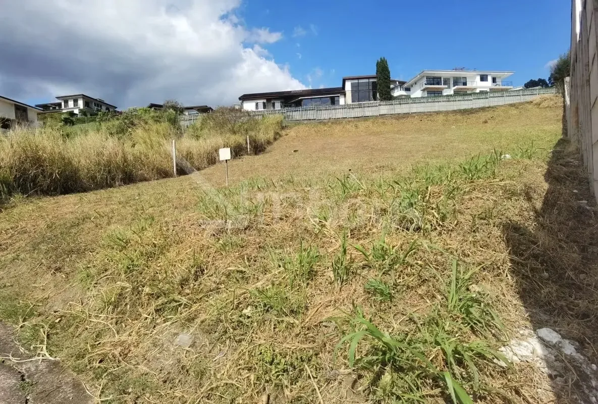 Terreno residencial de 1183 metros cuadrados situado en Sánchez de Curridabat, San José, con una topografía de ligera inclinación que facilita el diseño arquitectónico de una ...