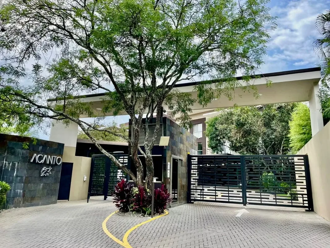 Apartamento en alquiler en Condominio Acanto – Santa Ana