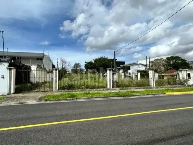 La unión de dos terrenos, uno de 2029 metros cuadrados y otro de 1188 metros cuadrados, conforma esta propiedad de 3217 metros cuadrados en el corazón de Pinares. El inmueble posee ...
