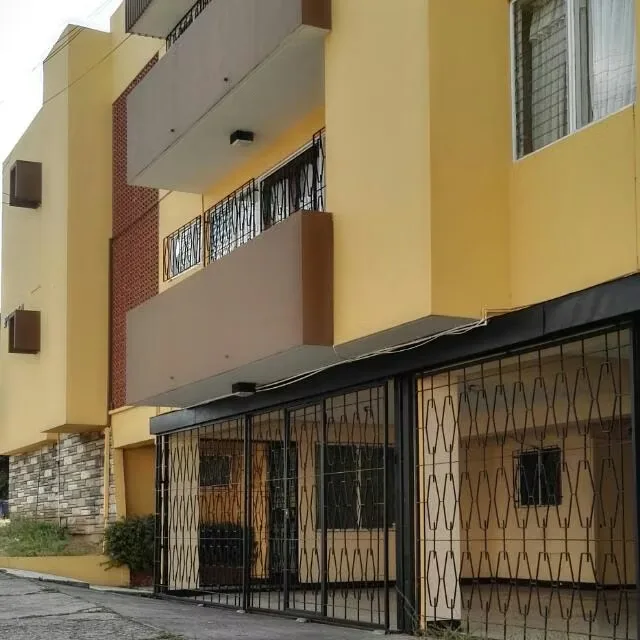 Apartamento ubicado en barrio muy bonito y seguro, en las cercanías cuenta con universidades, farmacias, super mercados, centros comerciales y otros.