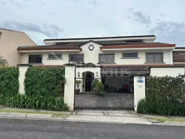 Guayabos de Curridabat alberga esta residencia situada en un condominio exclusivo de solo cuatro unidades, ubicado dentro de un residencial de alto perfil. La propiedad, que se mantiene ...