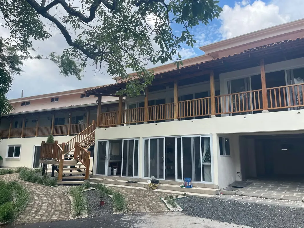 ¡Amplio Apartamento de Dos Niveles en Alquiler en Villa Bonita, Alajuela!