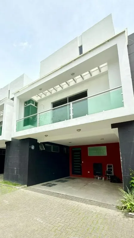 Se vende moderna casa en trejos monte alegre escazú con exelente ubicación rápido acseso a la ruta 27 y cerca de zonas comerciales