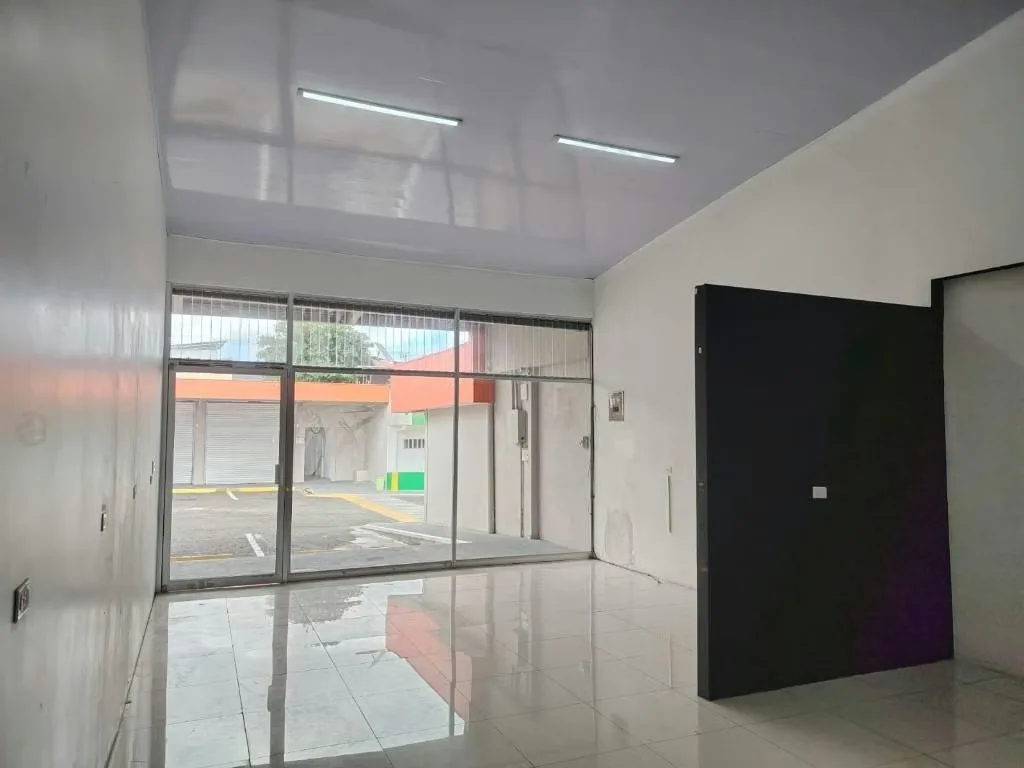 Ubicado en centro comercial con excelente flujo de personas y amplio parqueo para clientes.