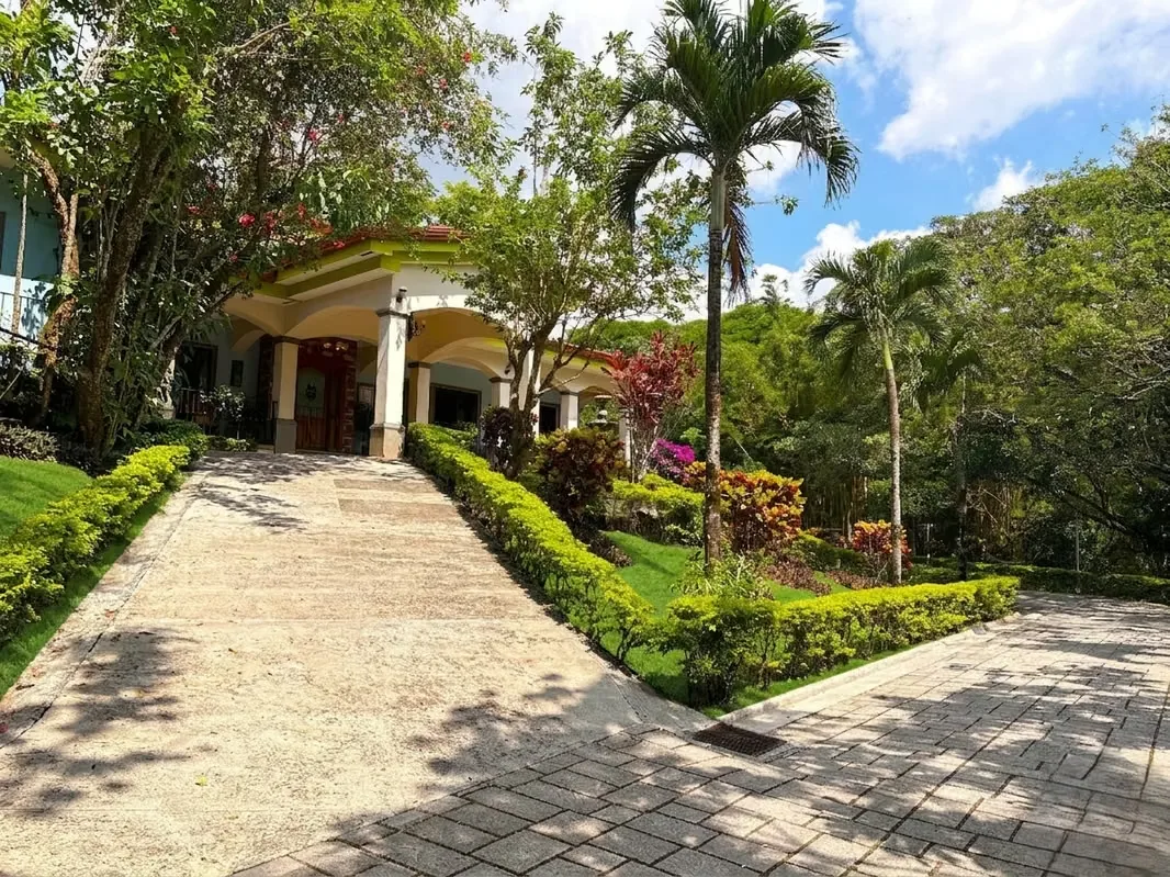 House for Sale in Ciudad Colón, Costa Rica (2,119 m²)
