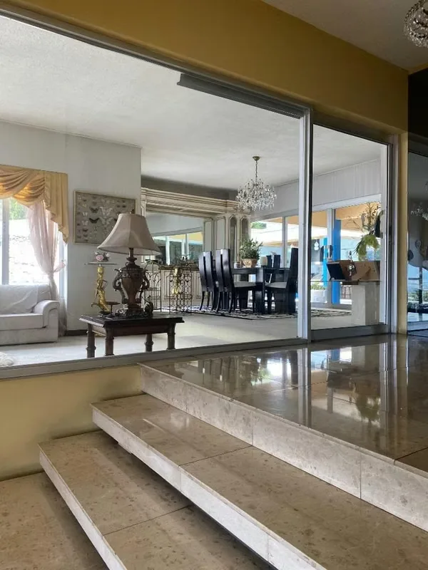 Excelente oportunidad de inversión. Amplia propiedad ideal para remodelar o convertir en apartamentos.