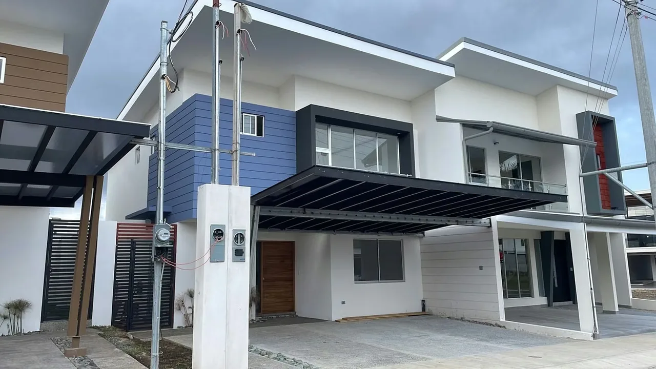Espectacular casa de lujo en condominio tipo resort en Tres Ríos a solo minutos de centros comerciales, escuelas y colegios de renombre del país.