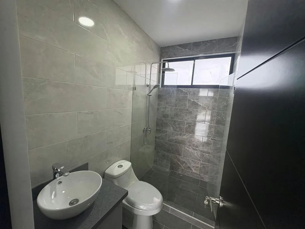 Esta propiedad de dos plantas, con un espectacular diseño contemporáneo, cuenta con cuatro habitaciones, una de ellas en planta baja con baño propio, la cual puede ser utilizada como ... — photo 2