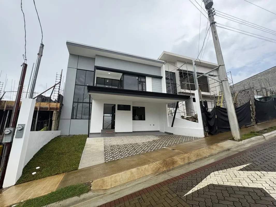 Esta propiedad de dos plantas, con un espectacular diseño contemporáneo, cuenta con cuatro habitaciones, una de ellas en planta baja con baño propio, la cual puede ser utilizada como ... — photo 4