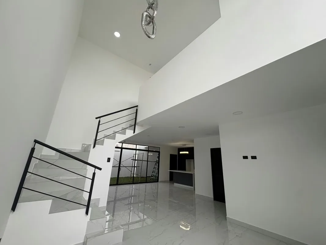 Esta propiedad de dos plantas, con un espectacular diseño contemporáneo, cuenta con cuatro habitaciones, una de ellas en planta baja con baño propio, la cual puede ser utilizada como ... — photo 5