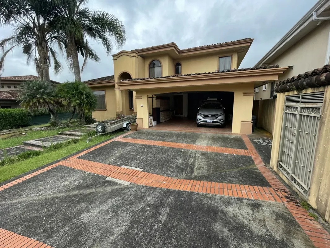 Espectacular propiedad en Residencial Lomas de Zurquí, un hermoso lugar con calles adoquinadas y espaciosas casas, en un entorno semi rural que ofrece todas las comodidades de un ...
