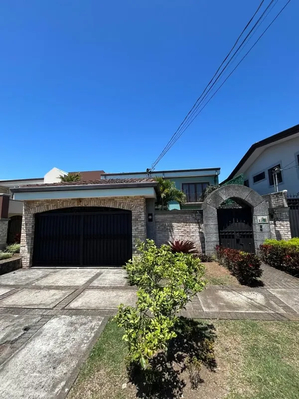 Hermosa casa en venta en Santo Domingo de Heredia, ubicada en el exclusivo Residencial Calle del Rey, una zona tranquila, segura y de alta plusvalía, ideal para familias que buscan ...