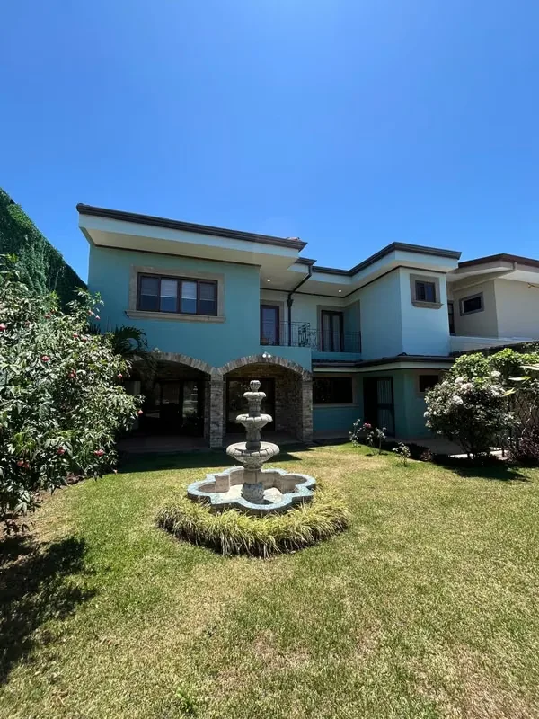 Hermosa casa en venta en Santo Domingo de Heredia, ubicada en el exclusivo Residencial Calle del Rey, una zona tranquila, segura y de alta plusvalía, ideal para familias que buscan ... — photo 3