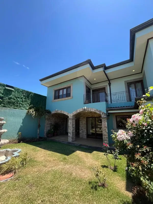 Hermosa casa en venta en Santo Domingo de Heredia, ubicada en el exclusivo Residencial Calle del Rey, una zona tranquila, segura y de alta plusvalía, ideal para familias que buscan ... — photo 4