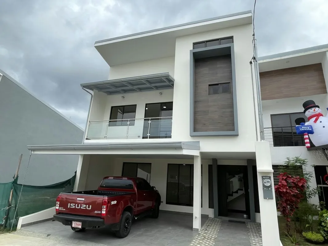 Esta hermosa propiedad de dos plantas tiene un espectacular diseño contemporáneo y cuenta con tres habitaciones (la habitación principal con walk-in closet y baño privado), tres ...