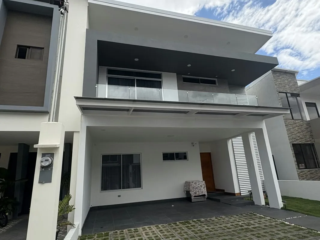 Venta de casa de lujo en condominio en Tres Ríos. Descubra el confort y la exclusividad en esta espectacular propiedad ubicada en uno de los mejores condominios de la zona.