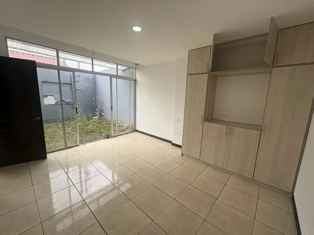 Ubicada en una de las zonas residenciales más tranquilas y cotizadas del Este de San José, esta propiedad de 230m² de construcción ... — photo 4
