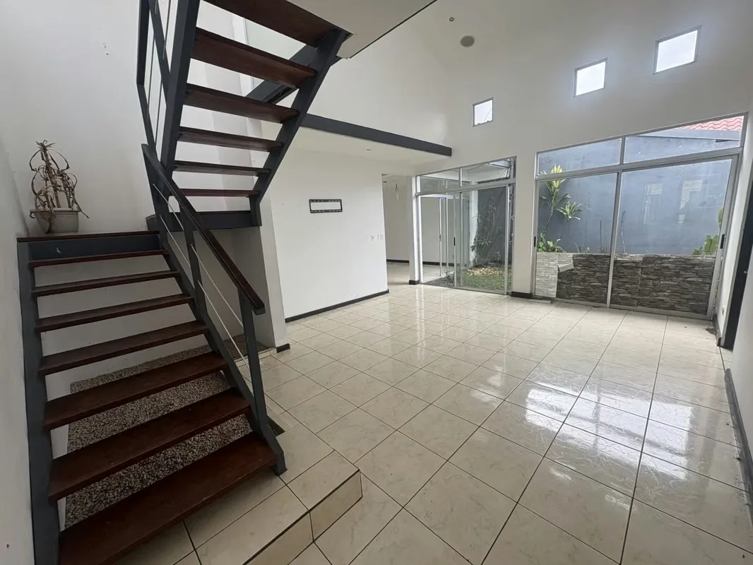 Ubicada en una de las zonas residenciales más tranquilas y cotizadas del Este de San José, esta propiedad de 230m² de construcción ... — photo 5