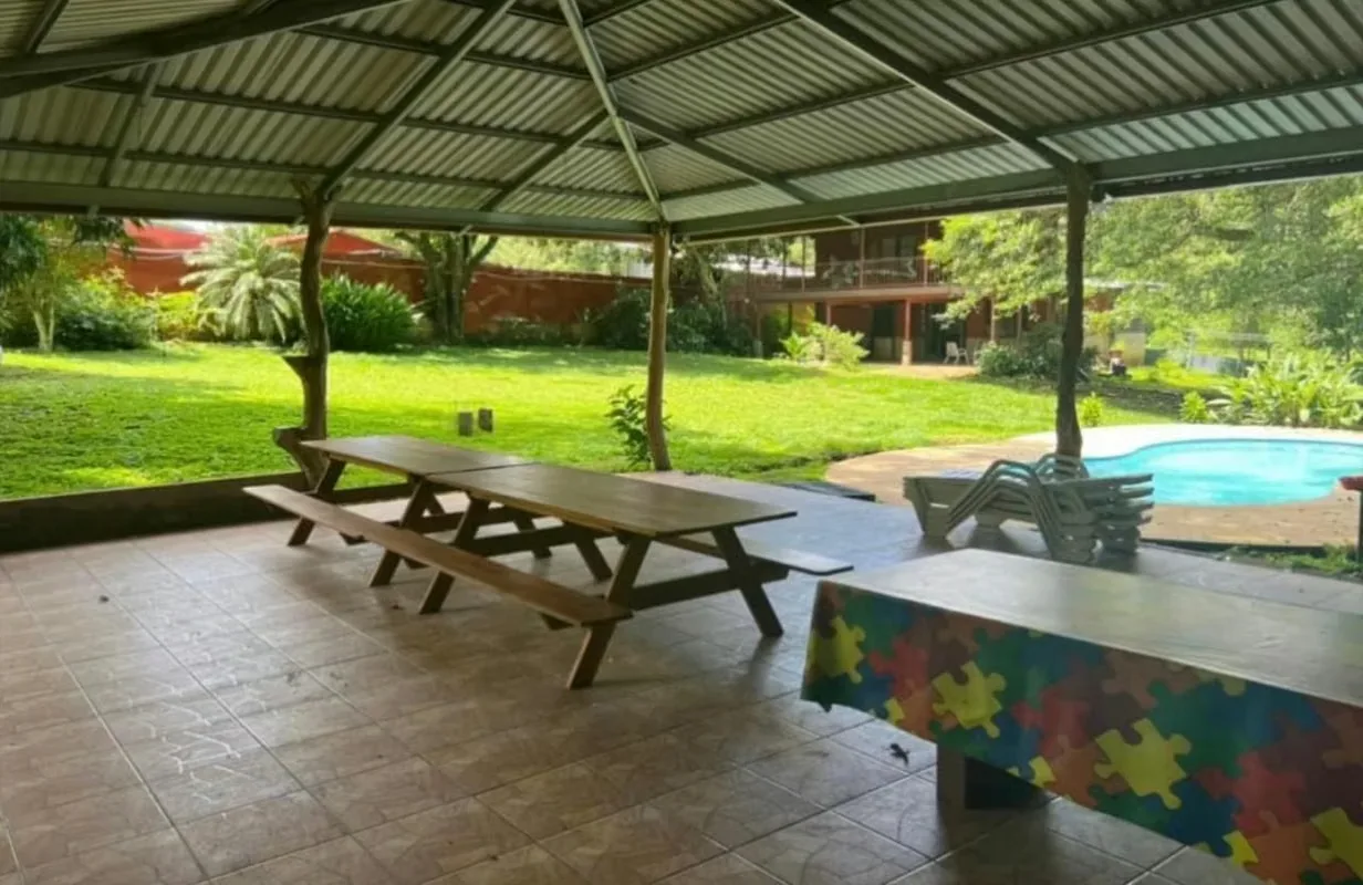Detached country house for rent located in San Pedro de Turrubares, surrounded by nature and offering complete privacy.