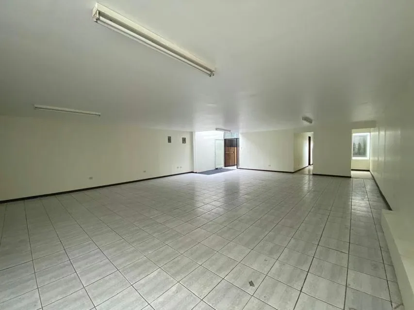 Commercial Space for Rent in Tibás, San José. REDUCED PRICE.