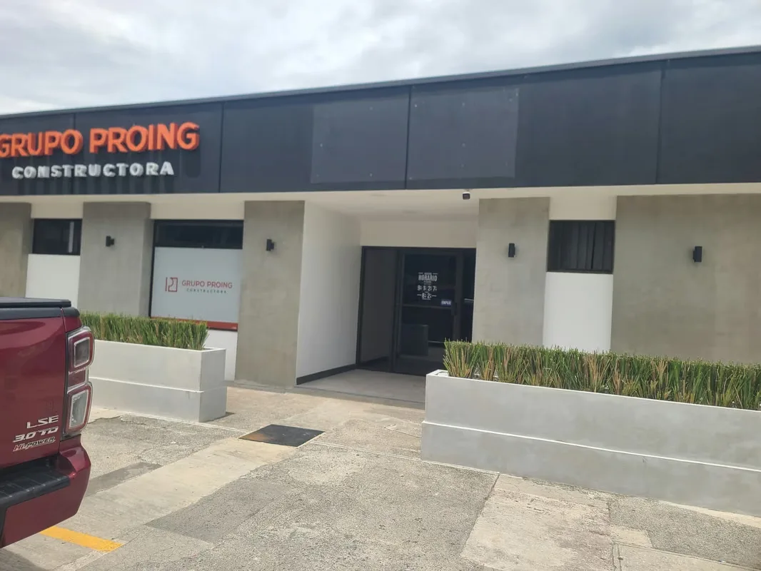 Medical offices of various sizes in the Old Road to Tres Ríos Shopping Center