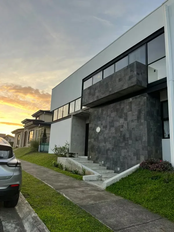 Esta casa es ideal para una familia que guste de la privacidad y seguridad de un condominio con excelente ubicación cerca de centros educativos, zonas comerciales y todo tipo de ...