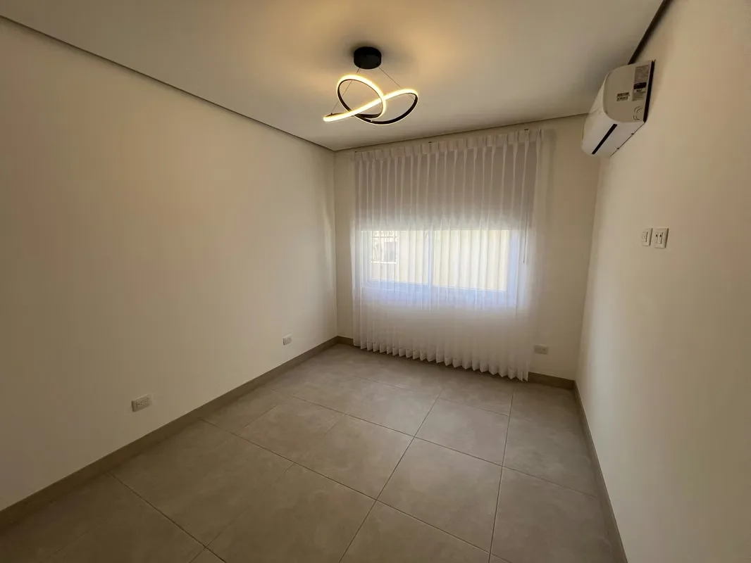 Casa ubicada en Guachipelin Norte, en Condominio Nuevo, lujoso con excelentes y muy completas amenidades, acabados impecables, diseño amplio y moderno, con linea blanca, lamparas ... — photo 2