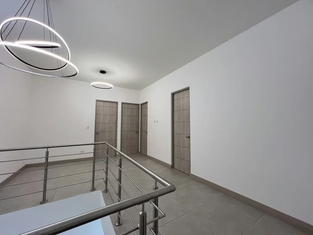Casa ubicada en Guachipelin Norte, en Condominio Nuevo, lujoso con excelentes y muy completas amenidades, acabados impecables, diseño amplio y moderno, con linea blanca, lamparas ... — photo 3