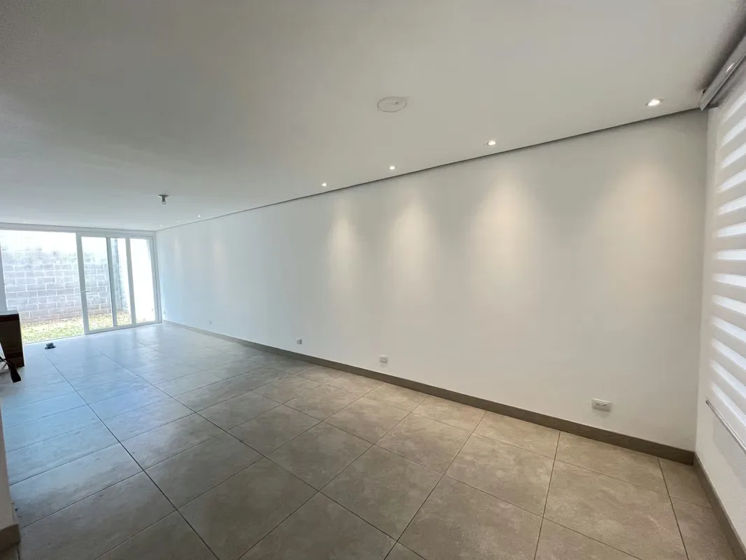 Casa ubicada en Guachipelin Norte, en Condominio Nuevo, lujoso con excelentes y muy completas amenidades, acabados impecables, diseño amplio y moderno, con linea blanca, lamparas ... — photo 4