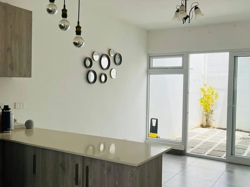 Casa de una sola planta, diseñada para ofrecer comodidad, funcionalidad y excelente iluminación natural. Ideal para quienes buscan un hogar moderno en una zona estratégica cerca de ...