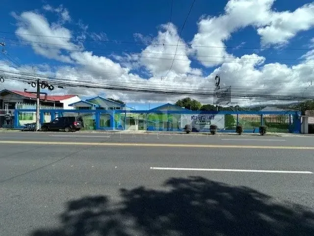 Ubicado en el corazón de Pinares, este inmueble comercial se sitúa sobre una calle de alto tránsito, rodeado por un entorno consolidado de diversas actividades económicas. La ...