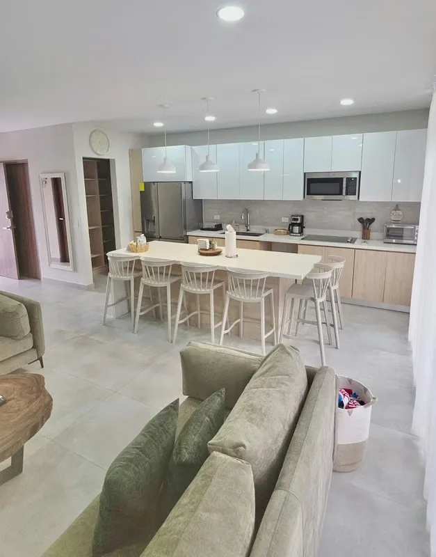 Disfrute del estilo de vida que ofrece esta hermosa casa en Jacó, diseñada con espacios para compartir en familia o amigos, una excelente opción tanto para uso personal como para ...