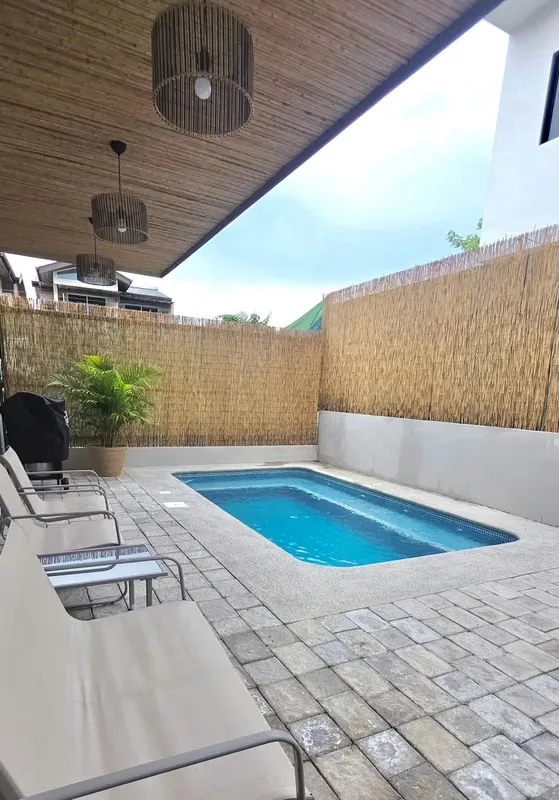 Disfrute del estilo de vida que ofrece esta hermosa casa en Jacó, diseñada con espacios para compartir en familia o amigos, una excelente opción tanto para uso personal como para ... — photo 2