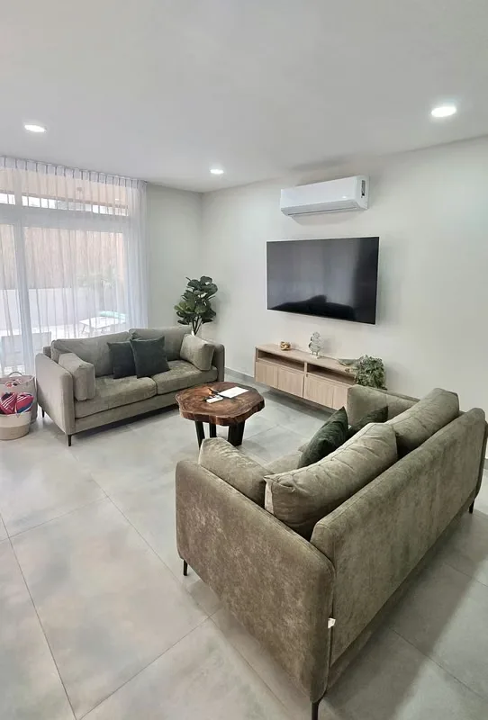 Disfrute del estilo de vida que ofrece esta hermosa casa en Jacó, diseñada con espacios para compartir en familia o amigos, una excelente opción tanto para uso personal como para ... — photo 4