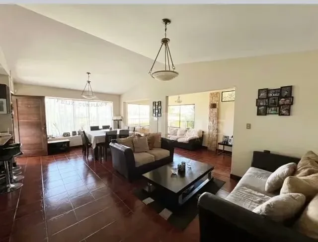 Privacidad, amplitud y versatilidad definen esta residencia de 380 metros cuadrados de construcción, situada en un terreno de 715 metros cuadrados en San Ramón de la Unión. Su ... — photo 5