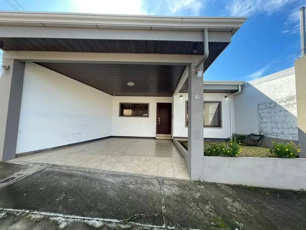¡Hermosa casa FULL AMUEBLADA disponible en alquiler! Ubicada a solo 5 minutos del centro de Alajuela