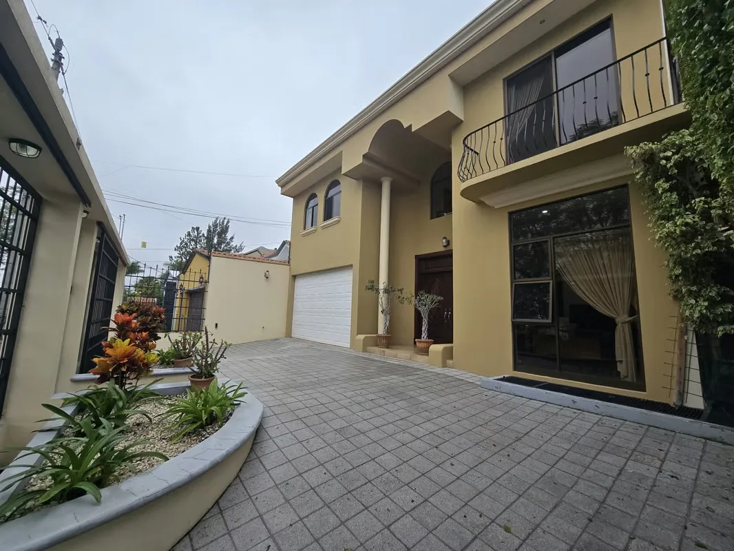 Si buscas un hogar que lo tenga todo, esta espectacular casa de 4 niveles con excelentes acabados es para ti.