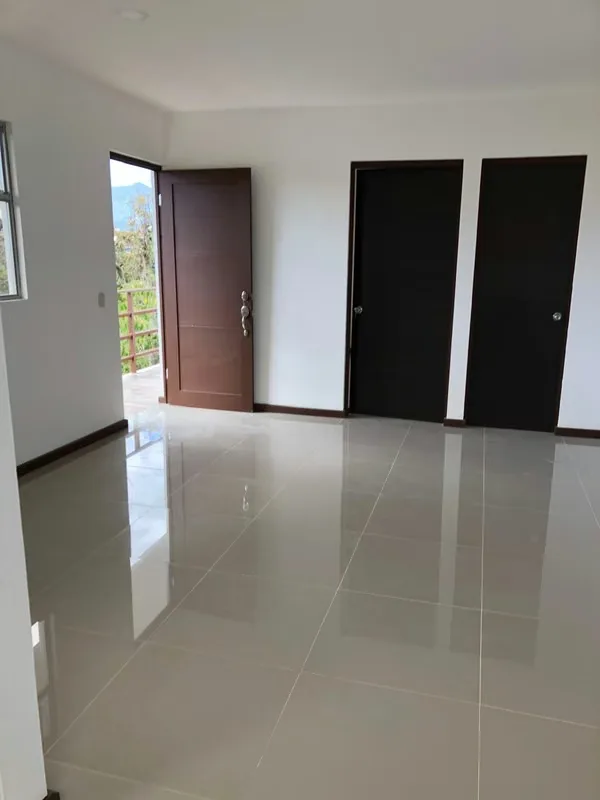 Lindo apartamento cerca del Centro Comercial de Guadalupe a solo 100 m oeste, súper céntrico, . 1 habitación, 1 baño, cuarto de pilas, sala- comedor - cocina.
