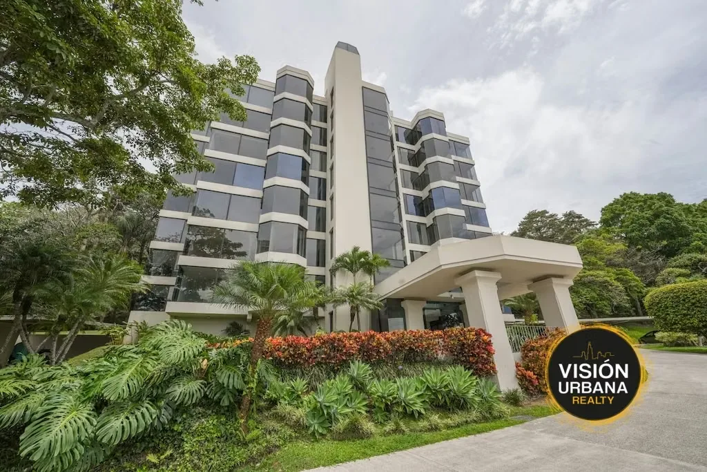Apartment in the Torre Altos Condominium, a boutique 7-story tower with only 14 units. This apartment offers 192 square meters of living space distributed as follows: