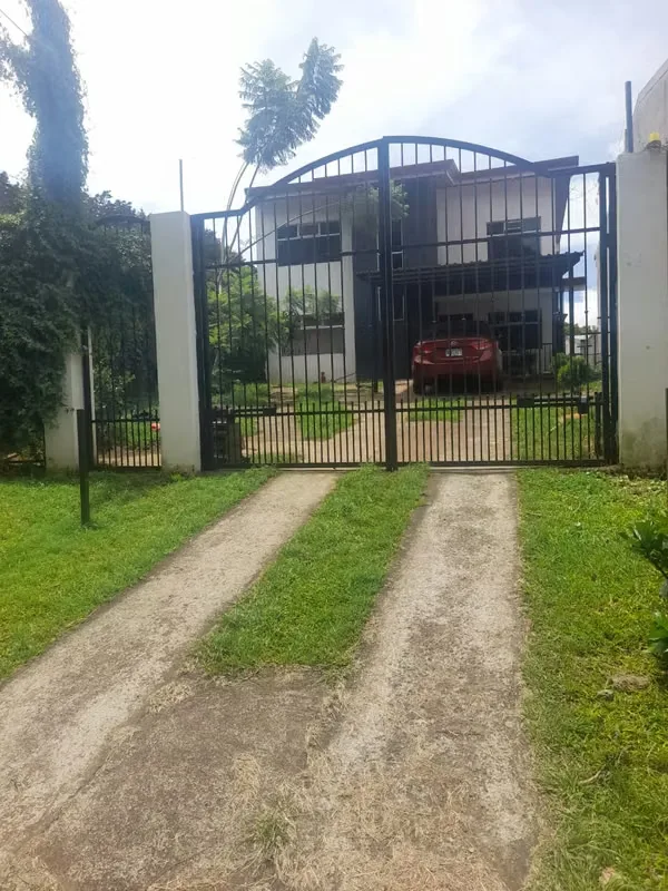 Se alquila apartamento en planta alta con dos cuartos amplios, un baño, cocina y sala, cuarto de pilas, cochera para un vehículo con la opción de otro espacio para parqueo para ...